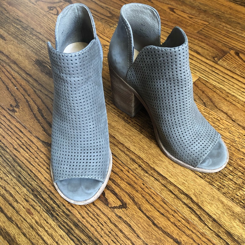 Greyish/taupe booties